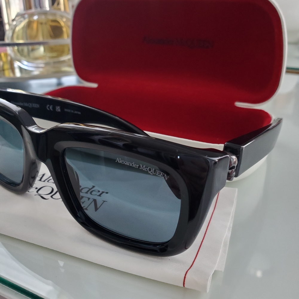 Alexander McQueen Black Sunglasses 100% Authentic Like New - Picture 5 of 10